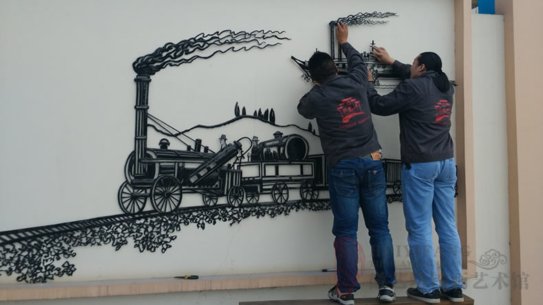 安徽無為凌宇電纜企業(yè)文化墻裝飾鐵畫&mdash;&mdash;徽藝坊師傅正在安裝鐵畫