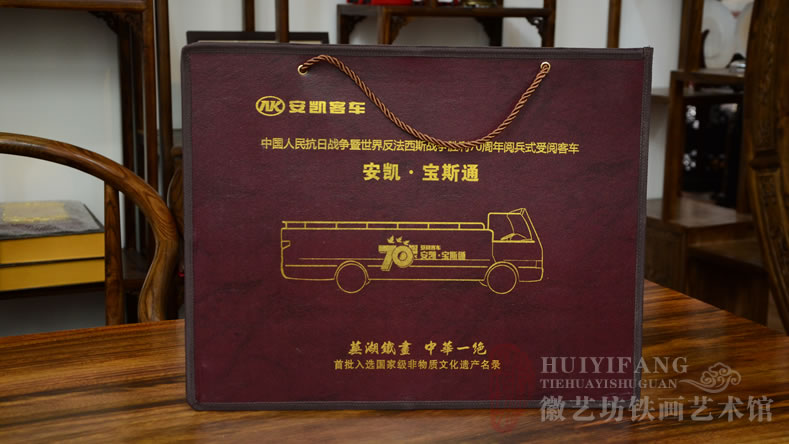 紀(jì)念抗戰(zhàn)勝利70周年閱兵式英雄方陣車輛安凱寶斯通鐵畫(huà)禮品1