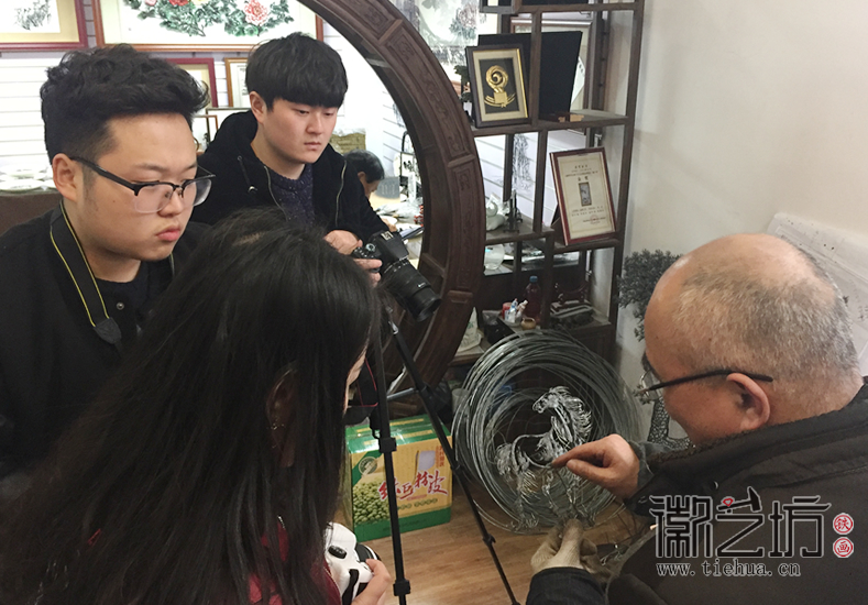 鐵筆鍛魂 安師大皖江學(xué)院畢業(yè)作品拍攝過程中 (4)