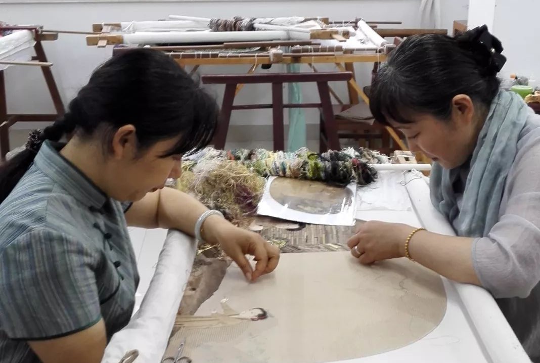 姚惠芬、姚惠琴繡制《骷髏幻戲圖》工作照