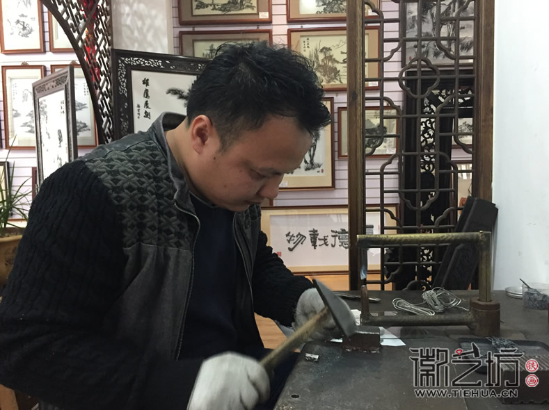 85后鐵畫(huà)藝人李強(qiáng)工作照1 (2)