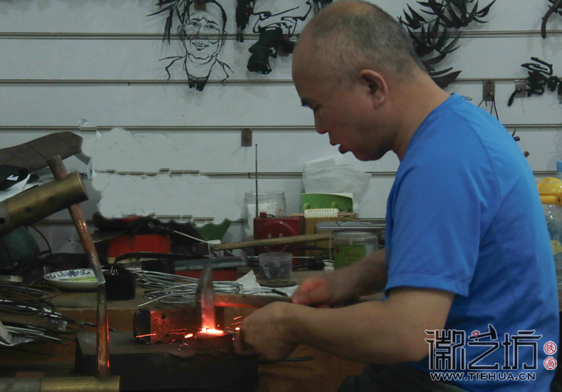 徽藝坊鐵畫藝人魏民春鍛制現(xiàn)場(chǎng)（UIC汪曉攝）