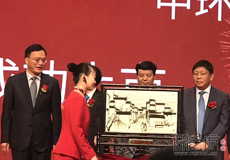 成功上市的盛大場面配上底蘊厚重的鐵畫臺屏