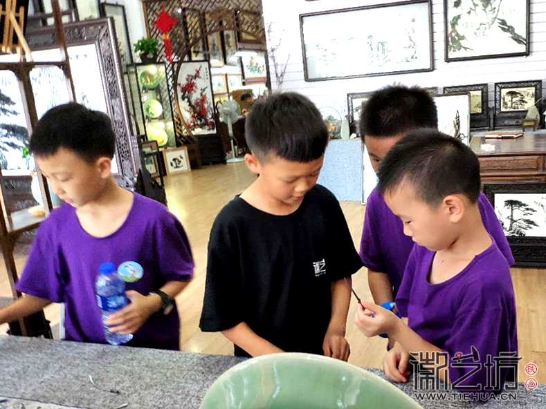 奧拓夏令營(yíng)徽藝坊鐵畫體驗(yàn)活動(dòng) (15) 奧拓夏令營(yíng)徽藝坊鐵畫體驗(yàn)活動(dòng) (15)