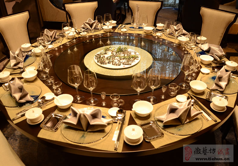 徽藝坊為蕪湖萬達(dá)嘉華酒店原創(chuàng)設(shè)計(jì)的餐桌瓷板鐵畫