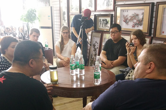 美國學術專家來徽藝坊鐵畫做學術交流