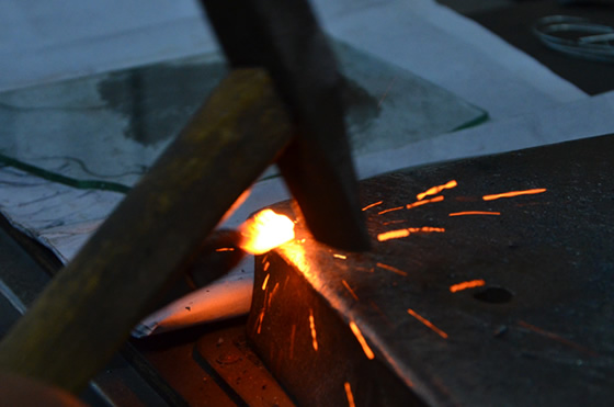 徽藝坊師傅正在制作鐵畫