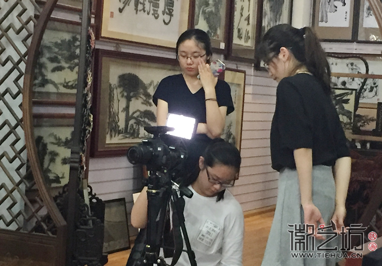 大學(xué)生采訪(fǎng)徽藝坊鐵畫(huà)銷(xiāo)售李棟凌2 (1)