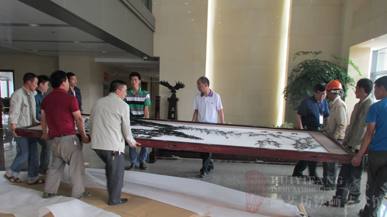 昆明長(zhǎng)水國(guó)際機(jī)場(chǎng)定制的辦公樓大廳大型紅木迎客松鐵畫屏風(fēng)