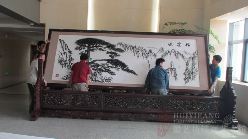 昆明長(zhǎng)水國(guó)際機(jī)場(chǎng)定制的辦公樓大廳大型紅木迎客松鐵畫屏風(fēng)