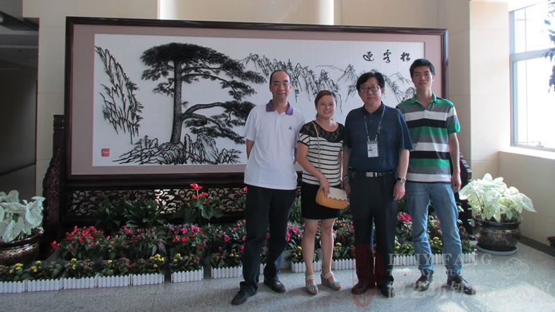 昆明長(zhǎng)水國(guó)際機(jī)場(chǎng)定制的辦公樓大廳大型紅木迎客松鐵畫屏風(fēng)