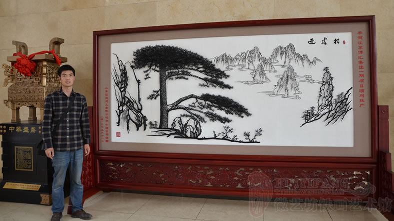 恭賀江蘇博匯集團(tuán)項目投產(chǎn)定制的慶典禮品紅木雕花迎客松屏風(fēng)