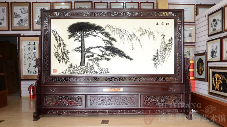 蕪湖第十二中學(xué)賀北京十二中八十華誕的禮品迎客松鐵畫雕花屏風(fēng) 蕪湖第十二中學(xué)賀北京十二中八十華誕的禮品迎客松鐵畫雕花屏風(fēng)